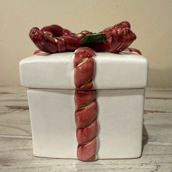 Vtg Fitz & Floyd HollyBerry Christmas Ceramic Gift Box - Picture 2 of 10